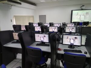 The control software for multimedia language laboratories are in fact special software that allows the teacher to be able to organize the course of study in the best possible way .